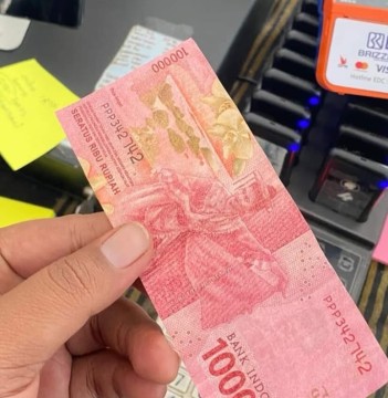 Ilustrasi uang pecahan Rp 100 ribu palsu. [Instagram]